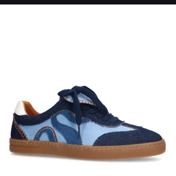 Blaue Sportschuhe